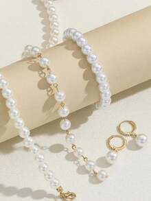 Juego de joyería de perlas de 4 piezas, collar de cadena larga con cuentas de perlas minimalista y de moda, pulsera de perlas, aretes de perlas, joyería de nicho de lujo adecuada para niñas y mujeres, regalo para seres queridos (cantidad de perlas aleatoria)