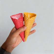 2 paquets / 5 paquets de cônes de crème glacée simulés blanc, noir et rouge croustillants. Modèles de cônes croustillants, jouets alimentaires de crème glacée réalistes. Accessoires de photographie, décor de scène, utilisés pour s'entraîner à faire de la crème glacée - Cône croustillant - Voir 11