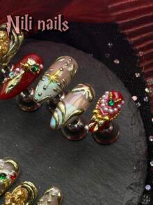 10 pezzi Set di unghie fatte a mano, con unghie a mandorla rosse e effetto occhio di gatto con french tip, texture punk rock 3D decorativa per primavera ed estate, con luna, stelle e linee metalliche asimmetriche, adatte per l'uso quotidiano e per attirare l'attenzione, ideali per Capodanno, feste ed eventi. Comprende 1 mini lima per unghie e 1 etichetta adesiva doppia faccia