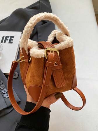 Nueva bolsa de mano con flecos de piel sintética de estilo patchwork para otoño/invierno, bolso cubo con decoración de hebilla metálica mini, bolso cruzado casual retro de piel sintética