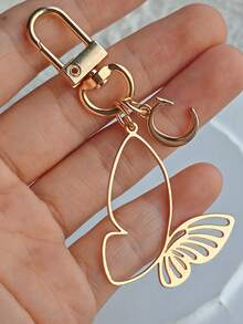 Elegant Alloy Butterfly And 26 English Letters Gold Keychain, A-Z Letters Fashionable Hollow Butterfly Design, Exquisite Bag Pendant, Pendant, Suitable For Bag Pendant Car Accessories, Perfect Women'S Daily Wear And Friends' Birthday Gifts, Daily Necessities, Perfect Holidays, Birthdays, Thanksgiving, Christmas Gifts