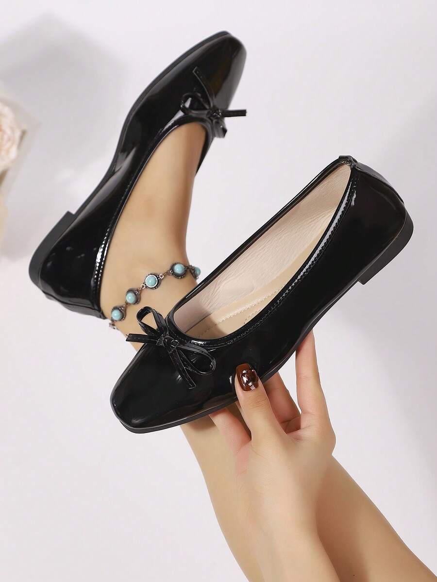 The Latest Girl's Flat Round-Toe Bow Shoes In Fashionable And Comfortable Slip-On Shoes. They Are Suitable For College, School, Casual Wear, Parties And Dances. These Shoes Feature A Multi-Color Design And A Flat Sole.