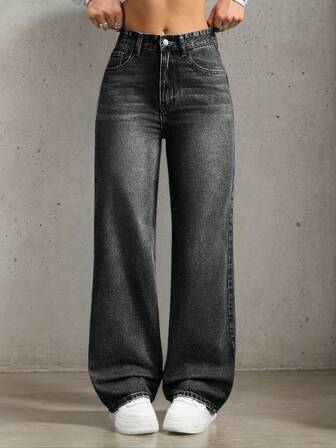 Tonårsflickor, avslappnade raka ben, lösa jeans med fickor