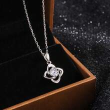 LOVESSOM قلادة علامة البرسيم ذات الأربع أوراق من الفضة 925 بقيراط واحد من الموسانيت، بتصميم بسيط وأنيق للاستخدام اليومي للرجال والنساء، مناسبة لحفلات الزفاف والمناسبات والاحتفالات والاستخدام اليومي، عيد الميلاد وعيد الشكر وعيد الحب وبداية العام الدراسي وموسم الزفاف والأعياد والذكرى السنوية، هدية مع علبة هدايا