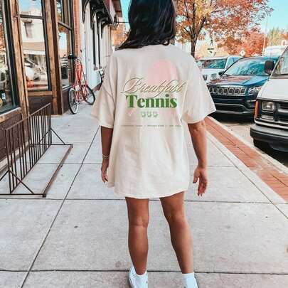 Camiseta de tequila del Club de Tenis de Desayuno, estampado retro en la espalda, años 90, para amantes del tenis, camiseta vintage, deportiva, Y2K, para estudiantes, estampado de bolsillo, vintage morning.jpg1803 g. Para él, para ella, para cualquier oC-Asión. Esta C-AmiS-eta ultR-ASuave, confeccionA-DA con aL-Godón de alta densidad de primera C-Alidad, es una prenda versátil. Combina a la perfección con conjuntos vintage, es una prenda básiC-A iD-eal para el gimnasio y es imprescindible para tus vaC-Aciones. Su corte clásico la convierte en el regalo perfecto para un C-umpleaños o simpleM-ente para usarla.