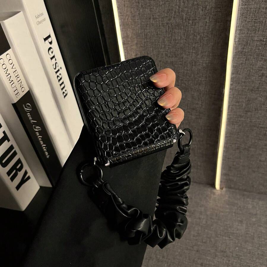 Funda de teléfono negra con textura de cocodrilo y correa de cuero plisada, compatible con Samsung Galaxy ZFlip7, Z Flip6, ZFlip 5 - Negro - Ver 1