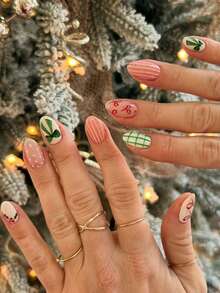 24 piezas de uñas postizas de forma ovalada con estampados navideños como lunares, lazos redondos, bayas de acebo, etc. Estas son uñas acrílicas falsas brillantes y brillantes. Son adecuadas para chicas geniales para fiestas, uso diario, trabajo, citas, fiestas, regalos de Año Nuevo, etc. ¡Pueden realzar tu encanto! Uñas acrílicas para aplicar, uñas navideñas