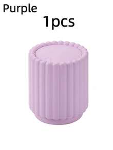 创意迷你向日葵桌面垃圾桶，带盖弹簧式垃圾桶，小型带盖垃圾桶，办公垃圾桶，车载垃圾桶，浴室带盖垃圾桶，迷你塑料垃圾桶。这款带盖垃圾桶无需用电，适合存放物品，多种颜色可选。