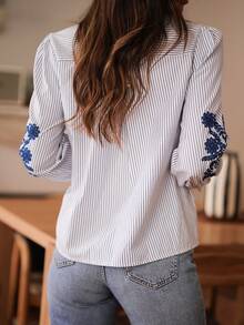 女士印花条纹荷叶边下摆休闲衬衫 - 黑與白 - 查看 2