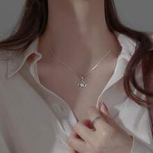 LOVESSOM قلادة علامة البرسيم ذات الأربع أوراق من الفضة 925 بقيراط واحد من الموسانيت، بتصميم بسيط وأنيق للاستخدام اليومي للرجال والنساء، مناسبة لحفلات الزفاف والمناسبات والاحتفالات والاستخدام اليومي، عيد الميلاد وعيد الشكر وعيد الحب وبداية العام الدراسي وموسم الزفاف والأعياد والذكرى السنوية، هدية مع علبة هدايا