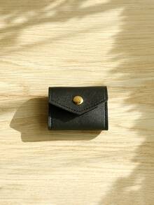 1个迷你便携多功能皮革首饰收纳袋，尺寸6厘米 x 5厘米，小巧精致，适合收纳迷你耳环、项链和戒指。也可作为首饰收纳包、化妆包、旅行配件、返校用品和宿舍收纳包使用。