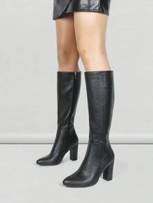 Bottes noires à bout pointu et talon épais pour femme, style rétro européen et américain, idéales pour l'automne et l'hiver, avec un sens aigu de la mode et adaptées à diverses occasions.