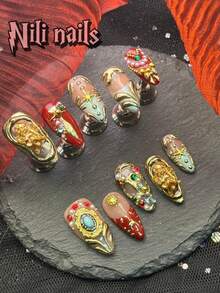 10 pezzi Set di unghie fatte a mano, con unghie a mandorla rosse e effetto occhio di gatto con french tip, texture punk rock 3D decorativa per primavera ed estate, con luna, stelle e linee metalliche asimmetriche, adatte per l'uso quotidiano e per attirare l'attenzione, ideali per Capodanno, feste ed eventi. Comprende 1 mini lima per unghie e 1 etichetta adesiva doppia faccia