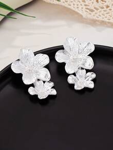 1pair Fashionable Elegant Flower Shaped Metallic Earrings For Women's Daily Wear Valentines,Mom,Mother,Mother's Day,Gift - Silver - View 2