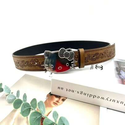Sanrio Nuevo hebilla de diamante negro de Hello Kitty, estampado retro, cinturón de alta apariencia, cinturón, accesorios de jeans para realzar tu temperamento, detalles elegantes y versátiles, exquisito, compacto y fácil de almacenar, un regalo para tu novia o mejor amiga