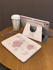 قطعة واحدة، غطاء واقي لجهاز الآيباد مطبوع بتصميم فراشة وردية بسيطة على الوجهين، قشرة صلبة شفافة من الأكريليك مقاومة للانحناء قابلة للطي 3 أوضاع، تصميم سيليكون مقاوم للسقوط في الأركان الأربعة، مع فتحات مخصصة، يدعم وظيفة الإيقاظ/السكون التلقائي، متوافق مع موديلات آيباد 10/9/برو 11 2024/آيباد 11 2025