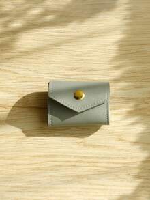 1个迷你便携多功能皮革首饰收纳袋，尺寸6厘米 x 5厘米，小巧精致，适合收纳迷你耳环、项链和戒指。也可作为首饰收纳包、化妆包、旅行配件、返校用品和宿舍收纳包使用。