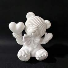 1 pezzo Adorabile statua di orso a pois, che tiene un cuore e con accenti colorati, regalo ideale per matrimonio/San Valentino, adatto per decorazione del soggiorno, libreria, ufficio, decorazione domestica a tema orso, elegante decorazione per le feste, disponibile in 3 colori