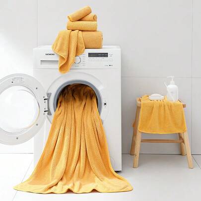 This 6-Piece Ultra-Soft, Quick-Drying Pineapple-Patterned Bath Towel Set Is Easy To Wash And Perfect For Camping, The Spa, RVs, And The Beach. This Wide Pineapple-Patterned Bath Towel, Hand Towel, And Face Towel Set Is Thick, Absorbent, And Quick-Drying For Home Use.