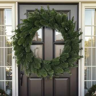 1件优雅的人造松针花环，饰以树叶和金色装饰——耐用的塑料材质，可悬挂于室内/室外圣诞门上、餐桌中心或节日派对。适用于前门、壁炉架或桌面——配有方便悬挂的丝带环（不含羽毛/人造植物）。这款节日花环适合全年佩戴，是圣诞节、复活节、万圣节和新年前夜的完美选择。逼真的松针，大号圣诞花环。
