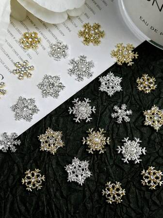 10 piezas de decoraciones navideñas de aleación de colores aleatorios que incluyen copos de nieve de oro y plata 3D, diamantes, copos de nieve con perlas y brillantes con base plana, adecuados para decoración de uñas navideñas y de invierno, accesorios DIY