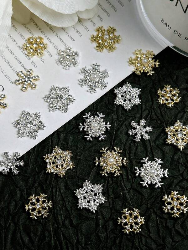 10Pcs Random Mixed Christmas Alloy Nail Charms Gold And Silver 3D Snowflake Diamond Snowflake Pearl Shining Flat-Bottomed Drill Suitable For Christmas And Winter Nail Art Accessories DIY