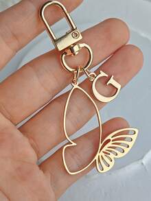 Elegant Alloy Butterfly And 26 English Letters Gold Keychain, A-Z Letters Fashionable Hollow Butterfly Design, Exquisite Bag Pendant, Pendant, Suitable For Bag Pendant Car Accessories, Perfect Women'S Daily Wear And Friends' Birthday Gifts, Daily Necessities, Perfect Holidays, Birthdays, Thanksgiving, Christmas Gifts