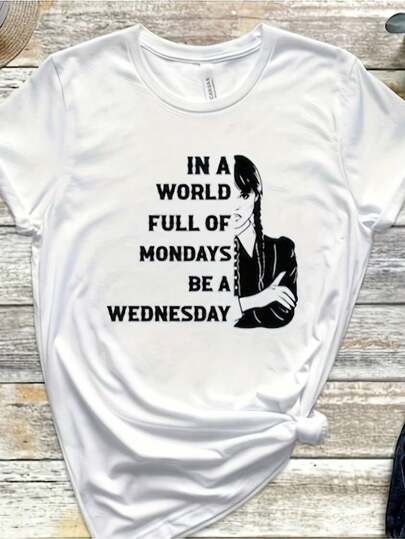 Camiseta con frase "Be A Wednesday", inspirada en Wednesday Addams, Jenna Ortega "Be A Wednesday 6".jpg220 g Camiseta de algodón puro de 220 g para primavera-verano. Siente la temporada en su máxima expresión. Nuestra camiseta de algodón puro de está tejida para una transpirabilidad y suavidad excepcionales, lo que la convierte en tu compañera ideal desde las flores de primavera hasta el sol de verano. Diseñada para la comodidad durante todo el día, es más que un básico: es un regalo considerado y práctico para envolver a tus seres queridos en una comodidad inquebrantable.