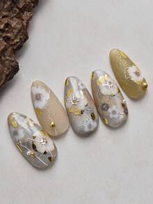 1片白金美甲贴纸，3D立体花卉浮雕图案，饰以珍珠，是春夏DIY美甲和打造优雅派对造型的理想之选。 - 金色 - 查看 4