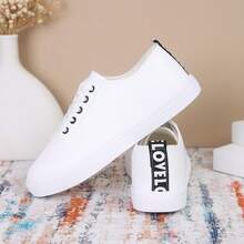 Weiße Sneaker! Minimalistische Schnürschuhe für den Alltag, frischer Look, unverzichtbar für täglichen Gebrauch und Pendeln, bequem und sauber aussehend