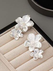 1pair Fashionable Elegant Flower Shaped Metallic Earrings For Women's Daily Wear Valentines,Mom,Mother,Mother's Day,Gift - Silver - View 3