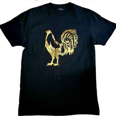 AdiraC-Aro_ri-vera ShirT-S _ Gallo Fino Grey Rooster T-Shirt SiL-Verh Black, Gallos Finos Gallero C-ockfighting _ Color_ Black_SiL-Ver _ Size_ Various220 g Camiseta de algodón para todas las estaciones de . Ligera. Transpirable. Considerada. Perfecta para salidas de primavera y aventuras de verano, esta camiseta de algodón puro de 220 g promete una comodidad increíble que dura todo el día. Es la base versátil para innumerables looks, desde conjuntos casuales de vacaciones hasta creativos disfraces de Halloween. Un regalo considerado sin esfuerzo que demuestra que te importa, temporada tras temporada.