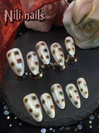 10 Peças Conjunto de Unhas Completo Feito à Mão, com Unhas Brancas em Formato de Amêndoa, Unhas Olho de Gato Azul e Vermelho, Conjunto de Unhas de Primavera e Verão com Linhas Desenhadas à Mão, Adequado para Meninas Usarem no Dia a Dia e em Reuniões, Temas de Ano Novo e Festas e Outros Eventos. Acompanha 1 Mini Lixa de Unha e 1 Etiqueta Adesiva Dupla Face.