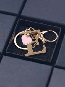 Porte-clés élégant et avancé en lettres dorées avec perles, pendentif tridimensionnel de lettres de A à Z, chaîne de perles élégante (amovible selon les préférences personnelles). Porte-clés en alliage de style, charm pour sac à dos, support de clé de voiture. Accessoires parfaits pour un usage quotidien des femmes, cadeau de couple idéal, porte-clés classique et simple, décoration, accessoire de sac, convient pour offrir à des amis, à la famille, aux couples, aux petites amies, cadeaux importants, souvenirs de vacances