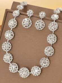 طقم مجوهرات فاخر مرصع بالكامل بالماس لامع، يشمل أقراط وقلادة، مكون من قطعتين، مناسب للنساء في مناسبات الزفاف والخطوبة والحفلات والعشاء الرسمي