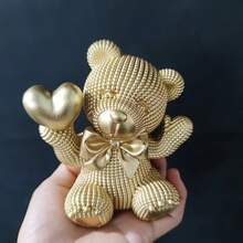 1 pezzo Adorabile statua di orso a pois, che tiene un cuore e con accenti colorati, regalo ideale per matrimonio/San Valentino, adatto per decorazione del soggiorno, libreria, ufficio, decorazione domestica a tema orso, elegante decorazione per le feste, disponibile in 3 colori
