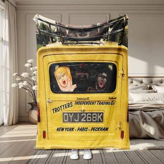 只有傻瓜和马主题法兰绒毯子 - 黄色 Reliant Regal 三轮车图案，非常适合喜剧迷，防过敏针织面料，数码印刷，非常适合床、沙发、露营、旅行、汽车和房间装饰，是生日、圣诞节、新年、所有季节的绝佳礼物，防过敏，俏皮设计，耐用针织