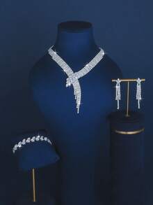 适合婚礼的奢华 4 件水晶首饰套装，包括项链、耳环、戒指、手链和配饰，适合女性。 - 白色 - 查看 4