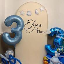 定制生日快乐乙烯基贴纸，派对定制贴纸，适用于气球拱门、镜子或墙壁 – 个性化乙烯基字母贴纸，适用于生日、婚礼、婴儿派对、新娘活动、女孩一周岁生日派对装饰、背景或定制标牌装饰 – 气球拱门标牌