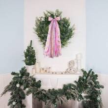 Lazo de Navidad rosa de 27.5 pulgadas, decoración de puerta – 12 cintas deúltiples texturas con clip de metal dorado para puerta delantera, pared para interiores y exteriores - Rosa Navidad - Ver 2