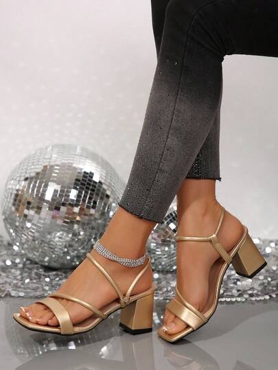 Franska fyrkantiga tåremmar, eleganta sandaler med grov klack och älvmotiv. Lämpliga för dejter, shopping, pendling, affärer, sammankomster, fester, semestrar. Moderna, mångsidiga, bekväma.