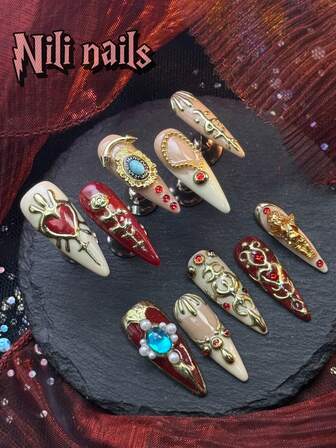 10 bucăți de unghii lungi în formă de stiletto, stil baroc, gotic, grunge, punk rock, întunecat. Unghii franțuzești roșii și migdale, desen metalic, flori de trandafir și design inimioare, mărgele 3D albe, bijuterii asortate. Stilul este minunat, excelent, confecționat și design special pentru a face degetele subțiri. Îl recomand cu căldură fetelor cool și sexy. Arată super bine. Cu 1 dischetă de jeleu și 1 pilă de unghii.