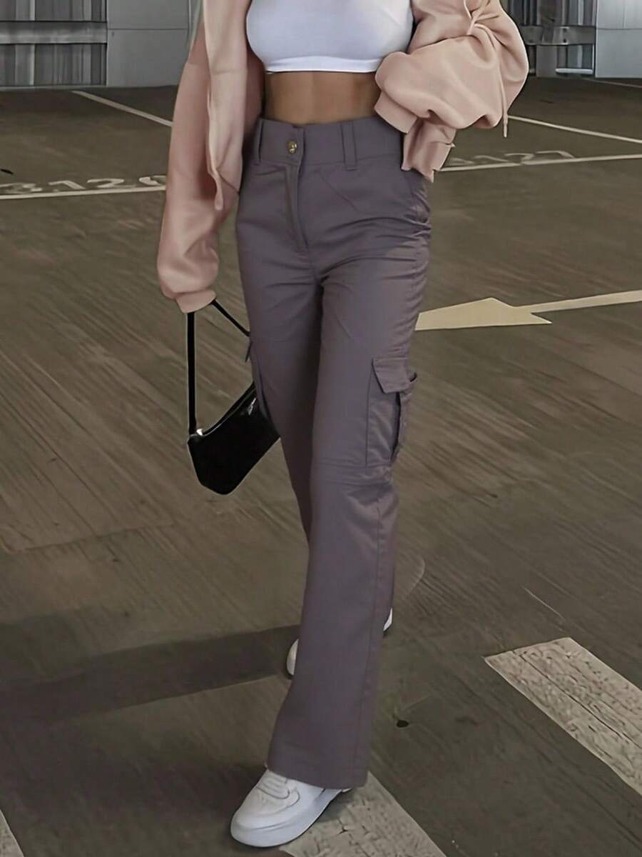 Pantalón Tipo Carga para Dama Confeccionado en Gabardina con Bolsillos Laterales y Botón al Frente. Casual. - Gris - Ver 1