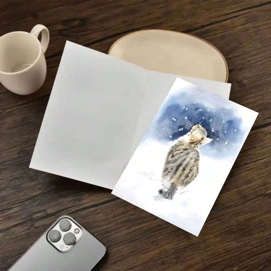 بطاقة تهنئة شتوية بقطة سلمية مع مغلف (11 سم * 16 سم) - تصميم قطة تتأمل الثلج، رائعة للأصدقاء والزملاء، مثالية لأعياد الميلاد والاحتفالات العطلات، بطاقة تهنئة عيد الميلاد | بطاقة قطة احتفالية | بطاقة ترحيب ورقية