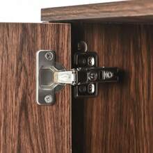 Credenza. Esclusiva credenza a tre ante con dettagli eleganti e ampio spazio contenitivo. Anta in legno massello impiallacciato con texture concava e convessa. Contiene laminati. Piccolo mobiletto con G dorata.