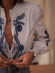 女士印花条纹荷叶边下摆休闲衬衫 - 黑與白 - 查看 4