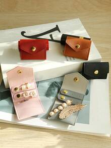 1个迷你便携多功能皮革首饰收纳袋，尺寸6厘米 x 5厘米，小巧精致，适合收纳迷你耳环、项链和戒指。也可作为首饰收纳包、化妆包、旅行配件、返校用品和宿舍收纳包使用。