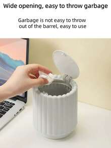 创意迷你向日葵桌面垃圾桶，带盖弹簧式垃圾桶，小型带盖垃圾桶，办公垃圾桶，车载垃圾桶，浴室带盖垃圾桶，迷你塑料垃圾桶。这款带盖垃圾桶无需用电，适合存放物品，多种颜色可选。