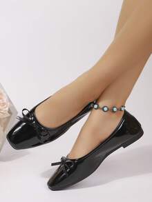 The Latest Girl's Flat Round-Toe Bow Shoes In Fashionable And Comfortable Slip-On Shoes. They Are Suitable For College, School, Casual Wear, Parties And Dances. These Shoes Feature A Multi-Color Design And A Flat Sole.