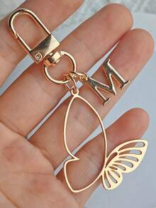 Elegant Alloy Butterfly And 26 English Letters Gold Keychain, A-Z Letters Fashionable Hollow Butterfly Design, Exquisite Bag Pendant, Pendant, Suitable For Bag Pendant Car Accessories, Perfect Women'S Daily Wear And Friends' Birthday Gifts, Daily Necessities, Perfect Holidays, Birthdays, Thanksgiving, Christmas Gifts